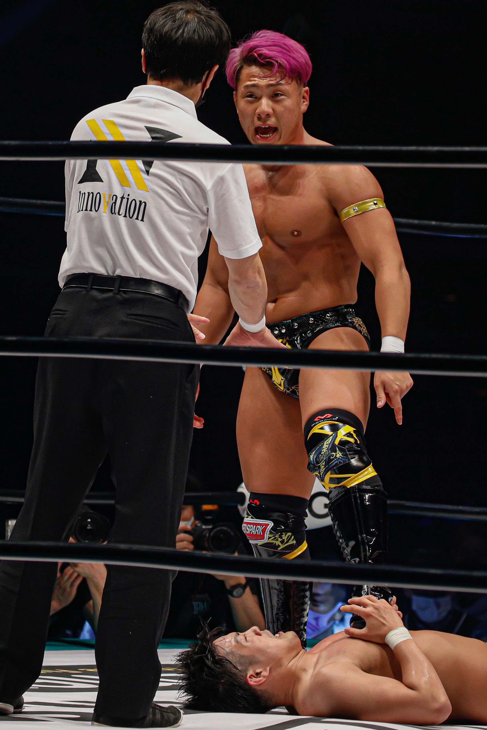 SB KENTo argues with an official
