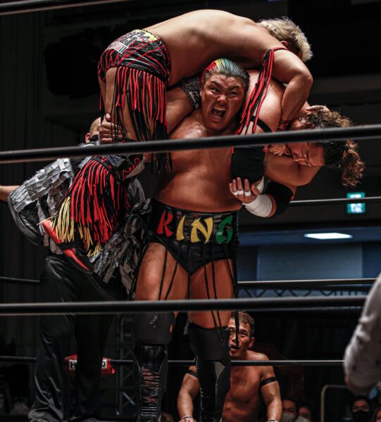 BIG BOSS Shimizu displays his impressive strength