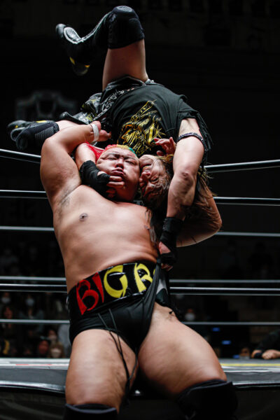 BIG BOSS Shimizu executes a brainbuster variation