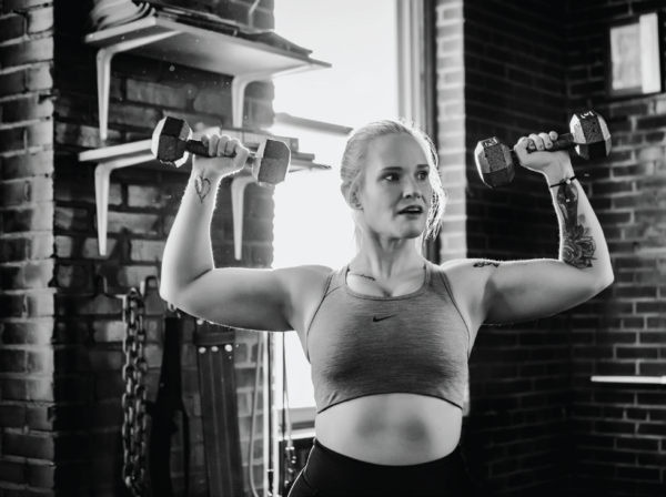 Shazza McKenzie lifts weights (Photo by Samantha Crim)